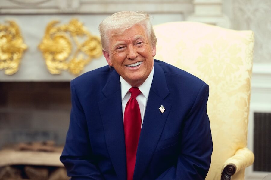 A-List Actor Poses With Trump In The Oval Office thumbnail