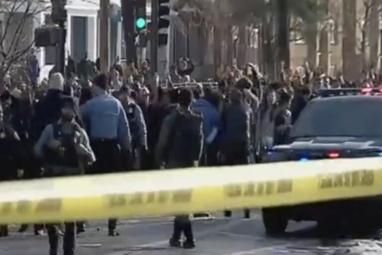 JUST IN: Police Pull Back After Large Mob Of Rioters Swarm Minneapolis ...