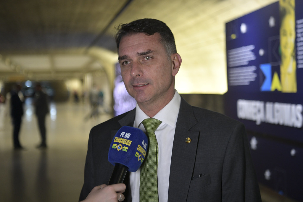 VIDEO: Flavio Bolsonaro Arrives In The U.S. After Fleeing Lula Regime’s Prosecution Threats